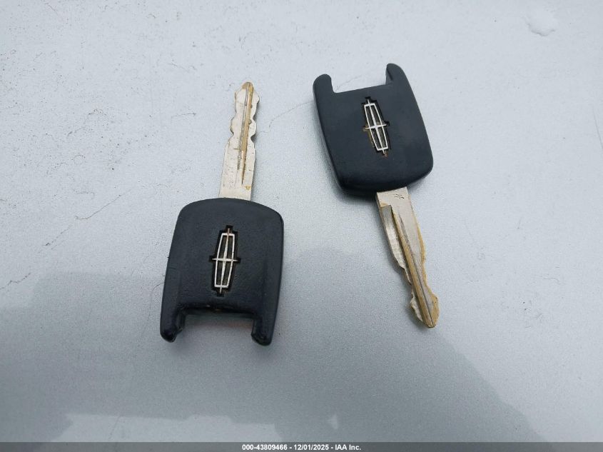 2004 Lincoln Town Car Signature VIN: 1LNHM81W64Y634666 Lot: 43809466