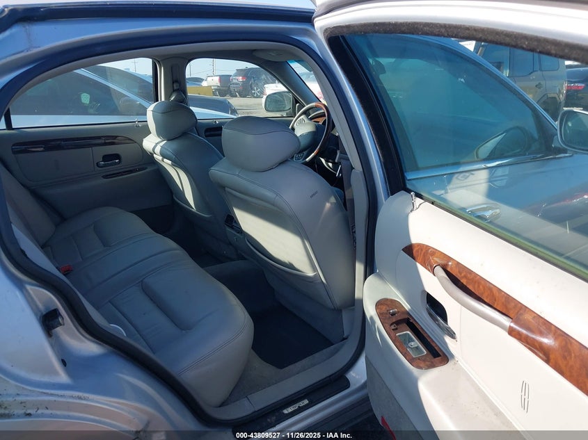 2002 Lincoln Town Car Signature VIN: 1LNHM82W92Y650159 Lot: 43809527