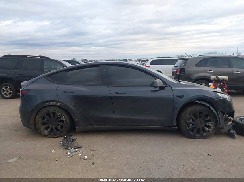 2024 Tesla Model Y Long Range Dual Motor All-Wheel Drive VIN: 7SAYGDEE3RA253757 Lot: 43809545