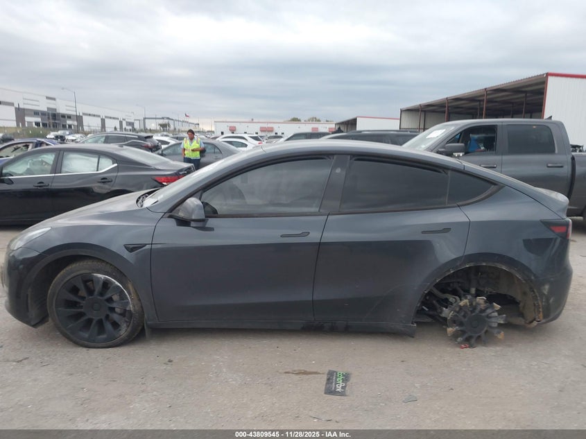 2024 Tesla Model Y Long Range Dual Motor All-Wheel Drive VIN: 7SAYGDEE3RA253757 Lot: 43809545