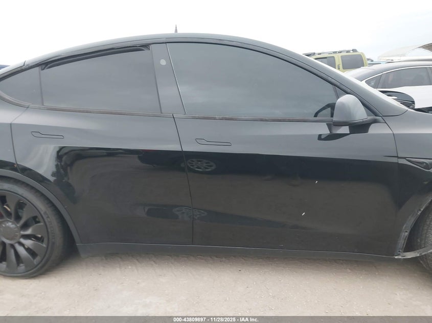 2024 Tesla Model Y Performance Dual Motor All-Wheel Drive VIN: 7SAYGDEF8RA289906 Lot: 43809897