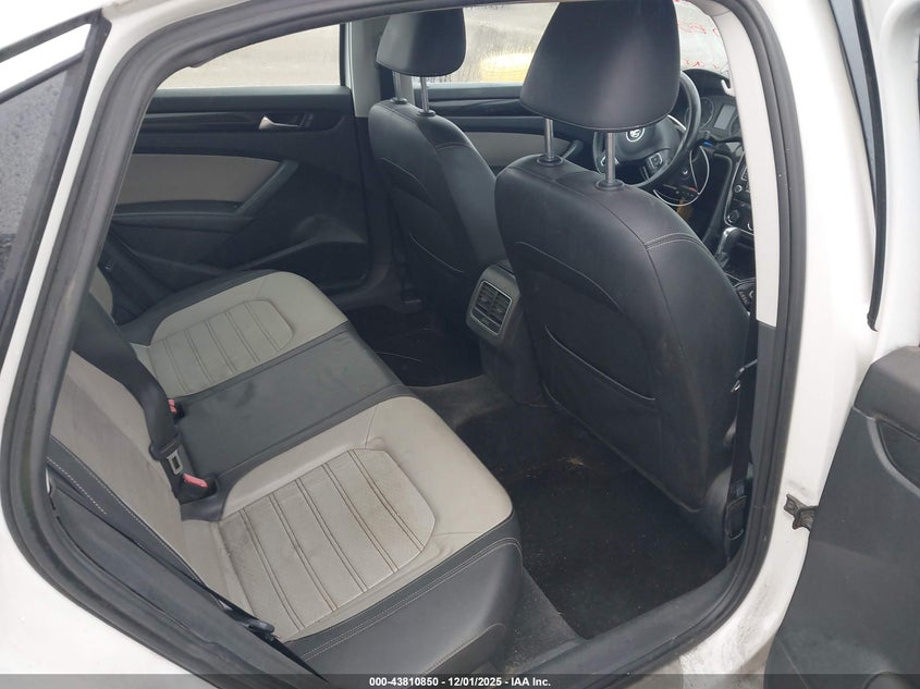 2015 Volkswagen Passat 1.8T Sport VIN: 1VWBS7A33FC033180 Lot: 43810850