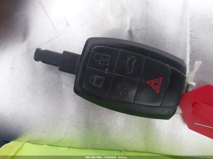 2012 Volvo C70 T5/T5 Platinum/T5 Premier Plus VIN: YV1672MCXCJ130785 Lot: 43811894