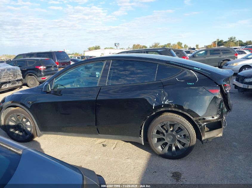 2022 Tesla Model Y Long Range Dual Motor All-Wheel Drive VIN: 7SAYGDEE5NF319819 Lot: 43811996