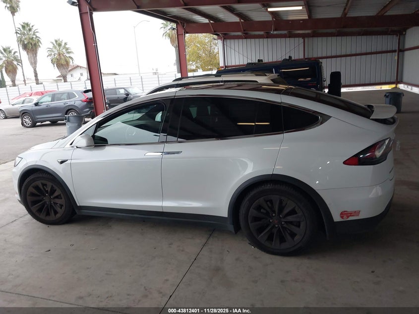 2017 Tesla Model X 100D/75D/90D VIN: 5YJXCBE20HF055203 Lot: 43812401