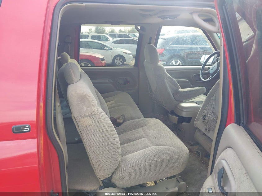 1998 Chevrolet Suburban 1500 VIN: 1GNEC16RXWJ344129 Lot: 43812504