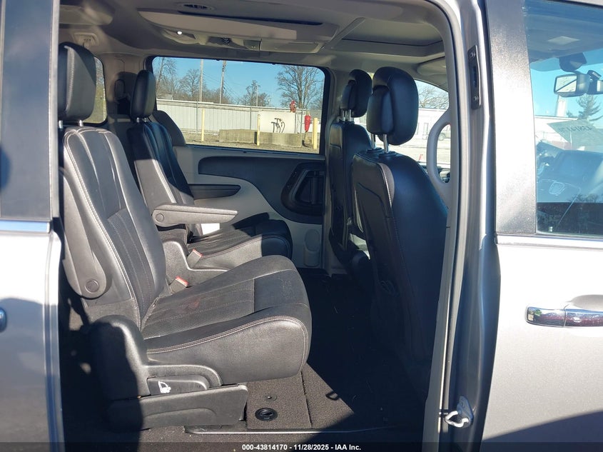 2016 Chrysler Town & Country Touring-L Anniversary Edition VIN: 2C4RC1CG3GR221833 Lot: 43814170