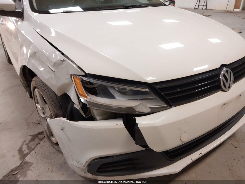 2012 Volkswagen Jetta 2.0L Tdi VIN: 3VWLL7AJ5CM380746 Lot: 43814355