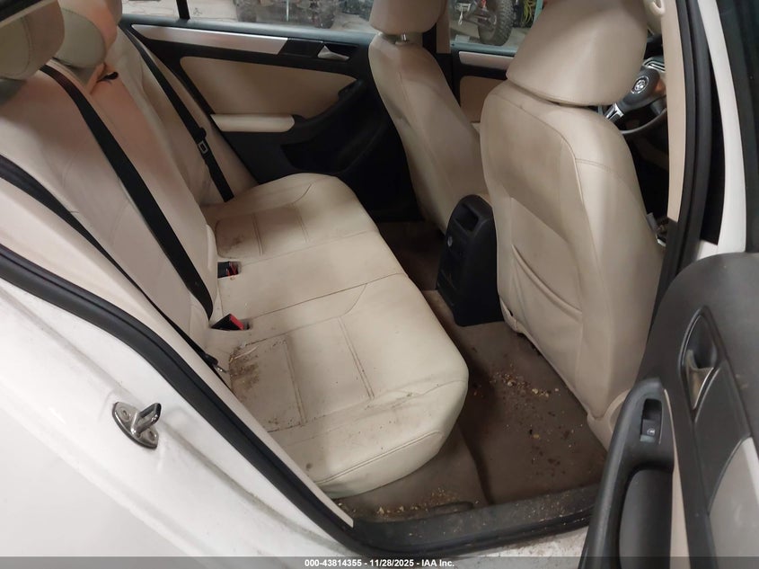 2012 Volkswagen Jetta 2.0L Tdi VIN: 3VWLL7AJ5CM380746 Lot: 43814355
