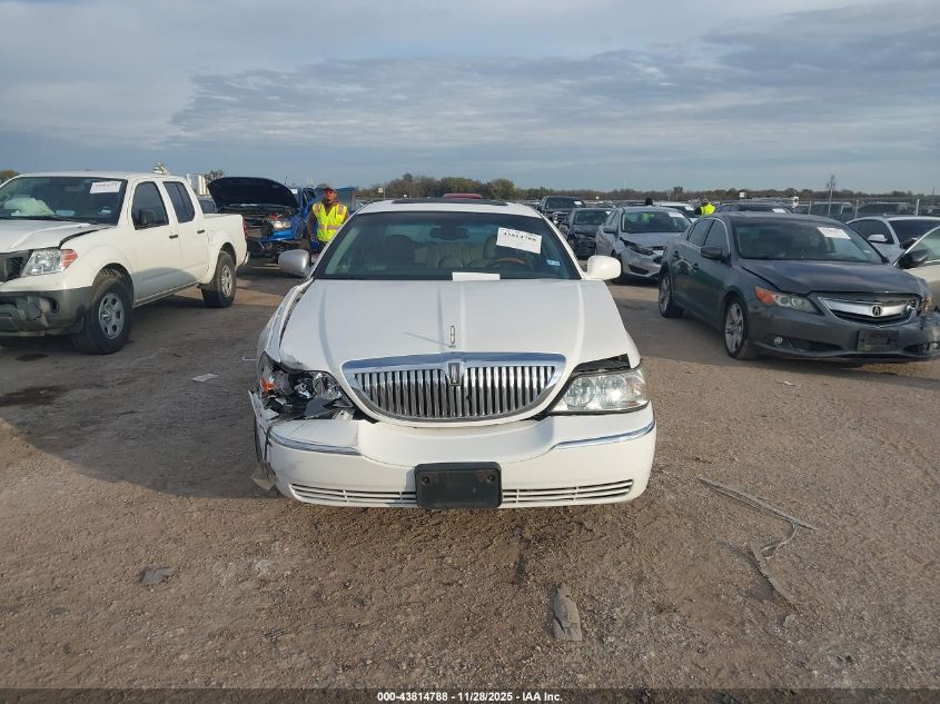 2003 Lincoln Town Car Signature VIN: 1LNHM82W13Y706323 Lot: 43814788