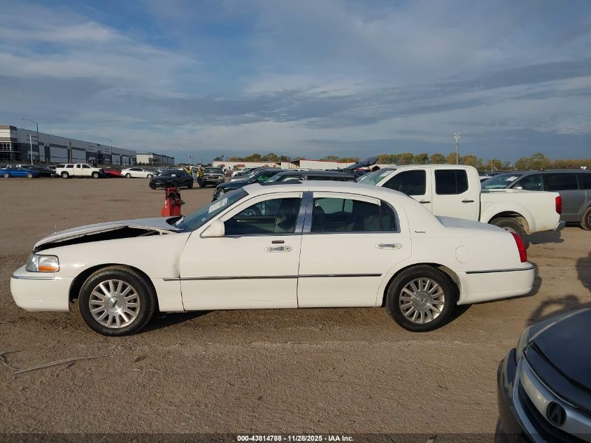 2003 Lincoln Town Car Signature VIN: 1LNHM82W13Y706323 Lot: 43814788