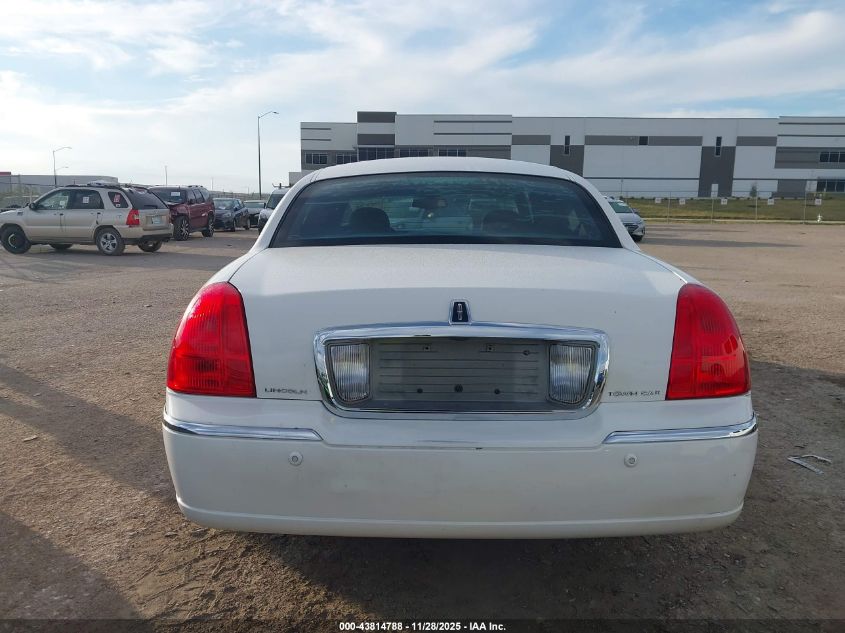 2003 Lincoln Town Car Signature VIN: 1LNHM82W13Y706323 Lot: 43814788