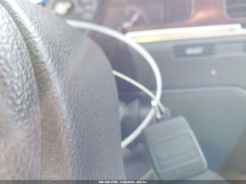 2003 Lincoln Town Car Signature VIN: 1LNHM82W13Y706323 Lot: 43814788