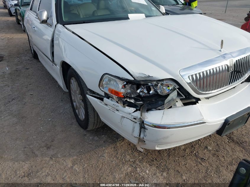 2003 Lincoln Town Car Signature VIN: 1LNHM82W13Y706323 Lot: 43814788