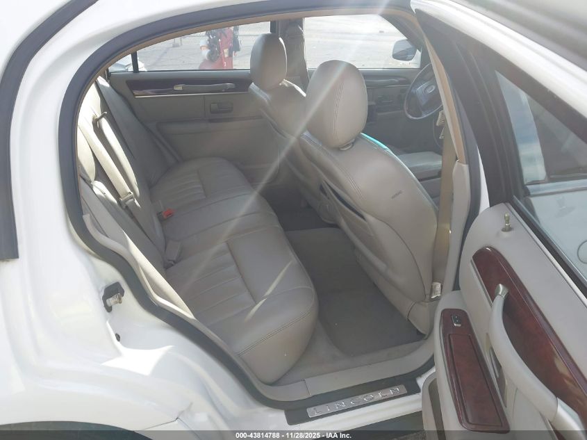 2003 Lincoln Town Car Signature VIN: 1LNHM82W13Y706323 Lot: 43814788