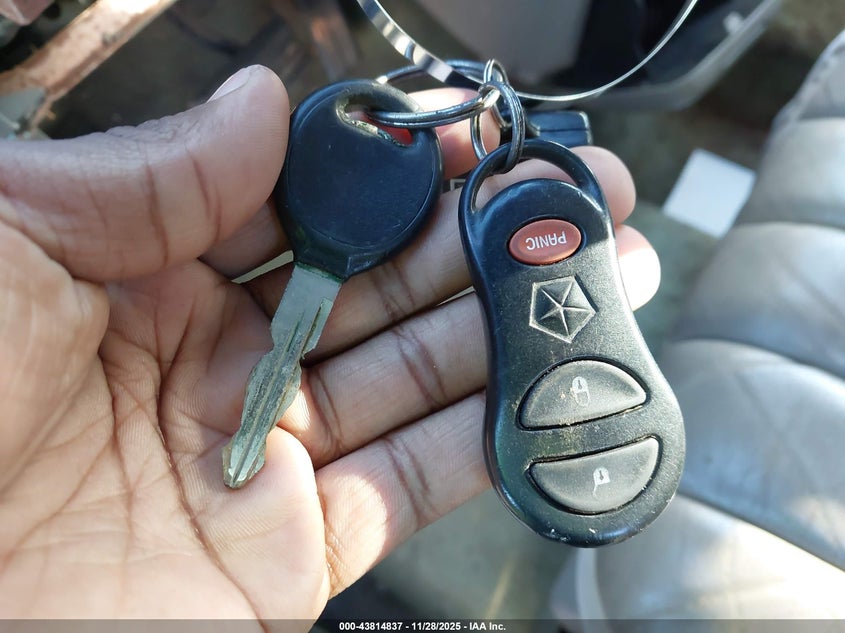 2000 Chrysler Town & Country Limited VIN: 1C4GP64LXYB709245 Lot: 43814837