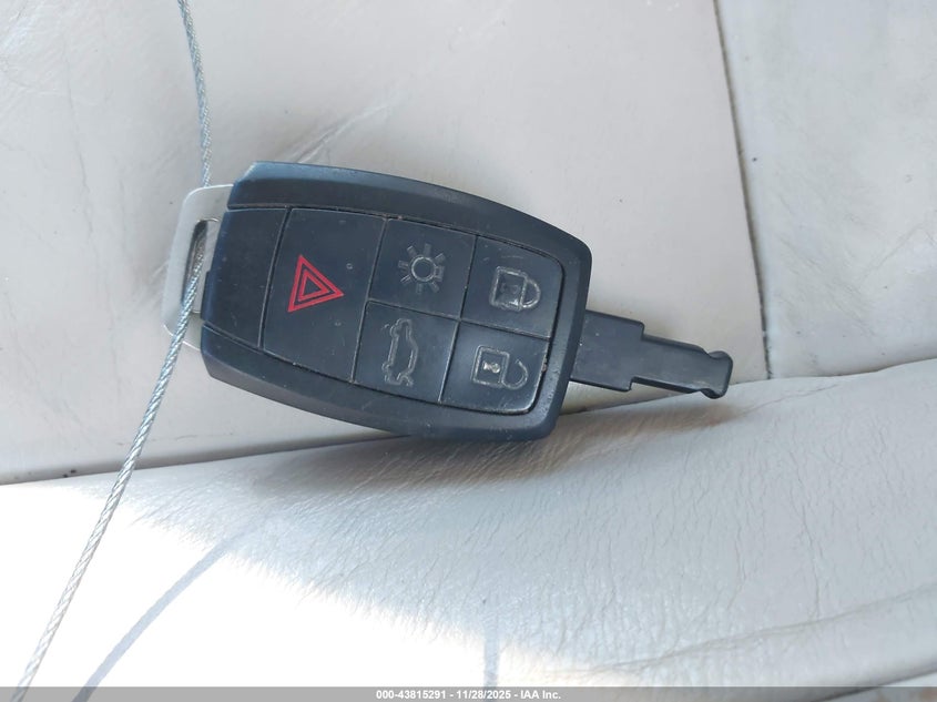 2012 Volvo C70 T5/T5 Platinum/T5 Premier Plus VIN: YV1672MC3CJ130692 Lot: 43815291