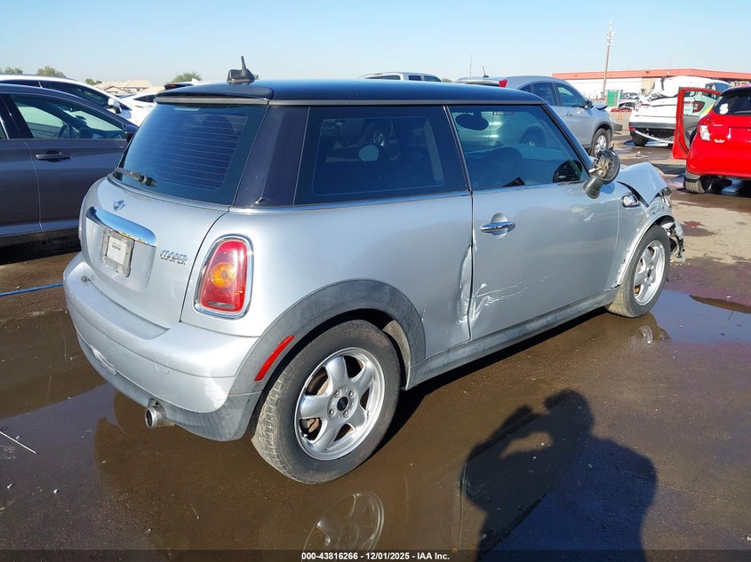 WMWMF3C50ATU79123 2010 MINI COOPER photo no. 4