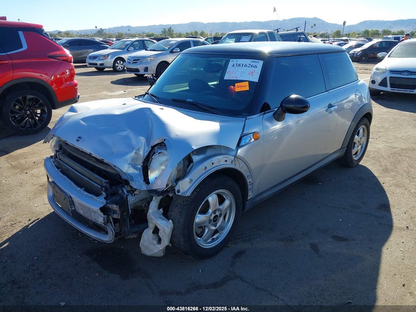 WMWMF3C50ATU79123 2010 MINI COOPER photo no. 2