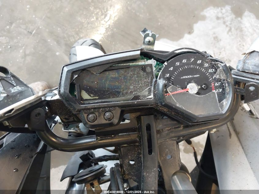 2012 Yamaha Fz6 R VIN: JYARJ18E5CA010110 Lot: 43816500