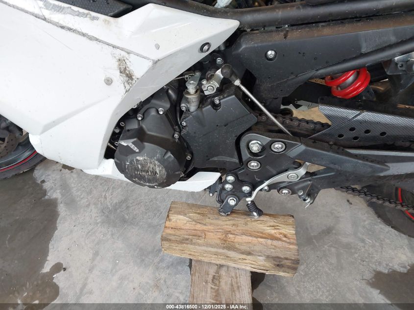 2012 Yamaha Fz6 R VIN: JYARJ18E5CA010110 Lot: 43816500