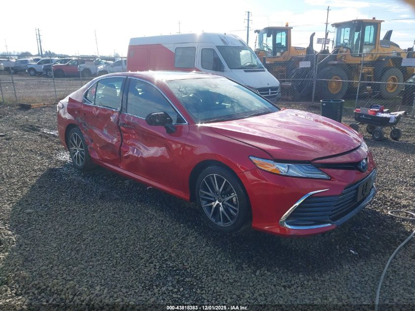 TOYOTA CAMRY HYBRID XLE