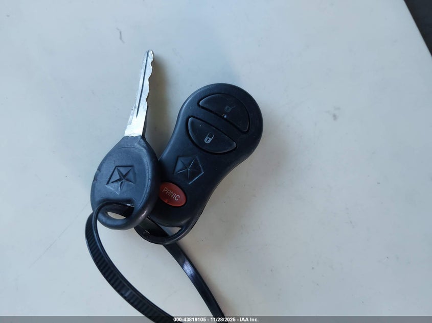 1999 Chrysler Town & Country Limited VIN: 1C4GP64L7XB570562 Lot: 43819105