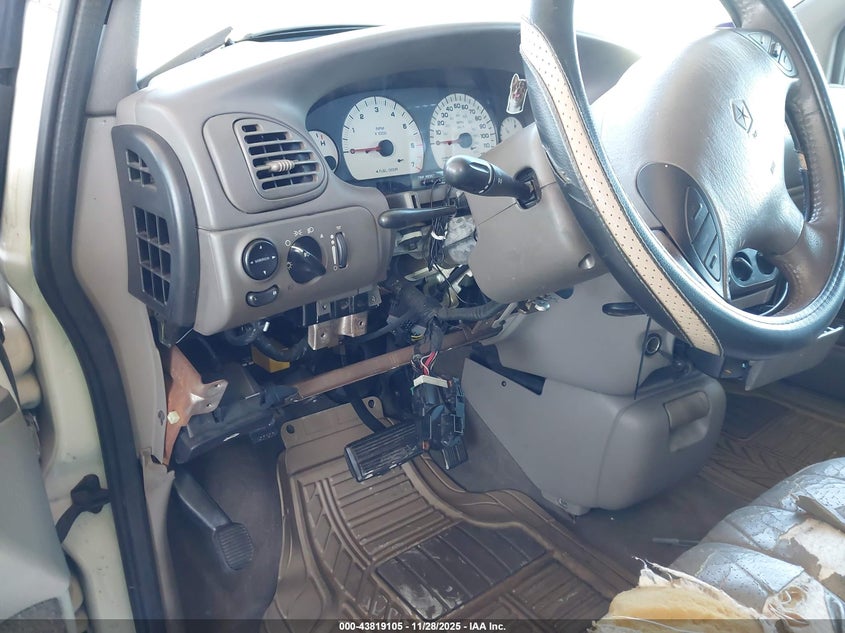 1999 Chrysler Town & Country Limited VIN: 1C4GP64L7XB570562 Lot: 43819105