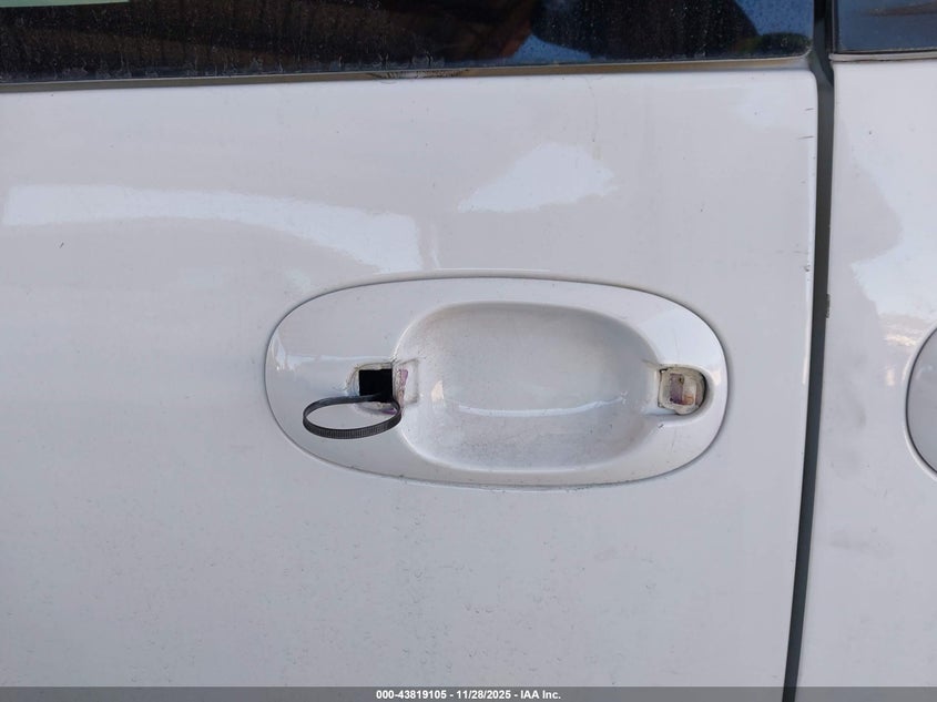 1999 Chrysler Town & Country Limited VIN: 1C4GP64L7XB570562 Lot: 43819105