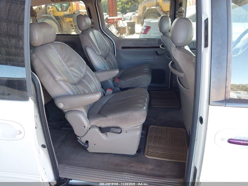 1999 Chrysler Town & Country Limited VIN: 1C4GP64L7XB570562 Lot: 43819105