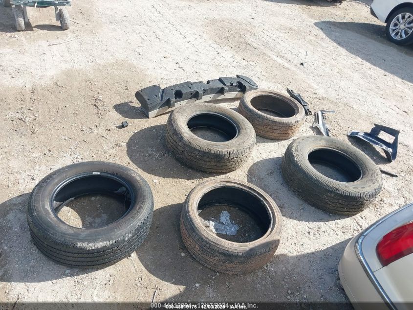 2002 Lincoln Town Car Cartier VIN: 1LNHM83W22Y671238 Lot: 43819176