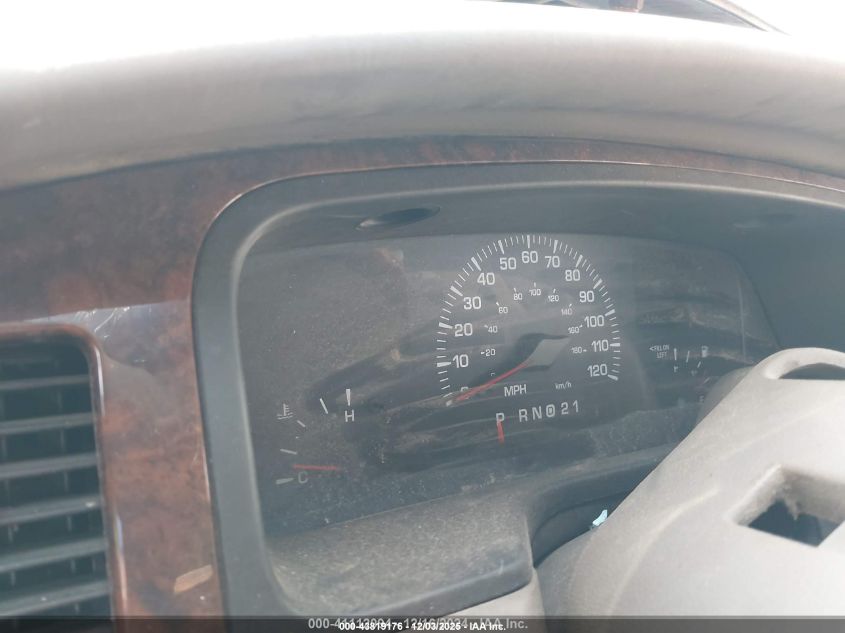 2002 Lincoln Town Car Cartier VIN: 1LNHM83W22Y671238 Lot: 43819176