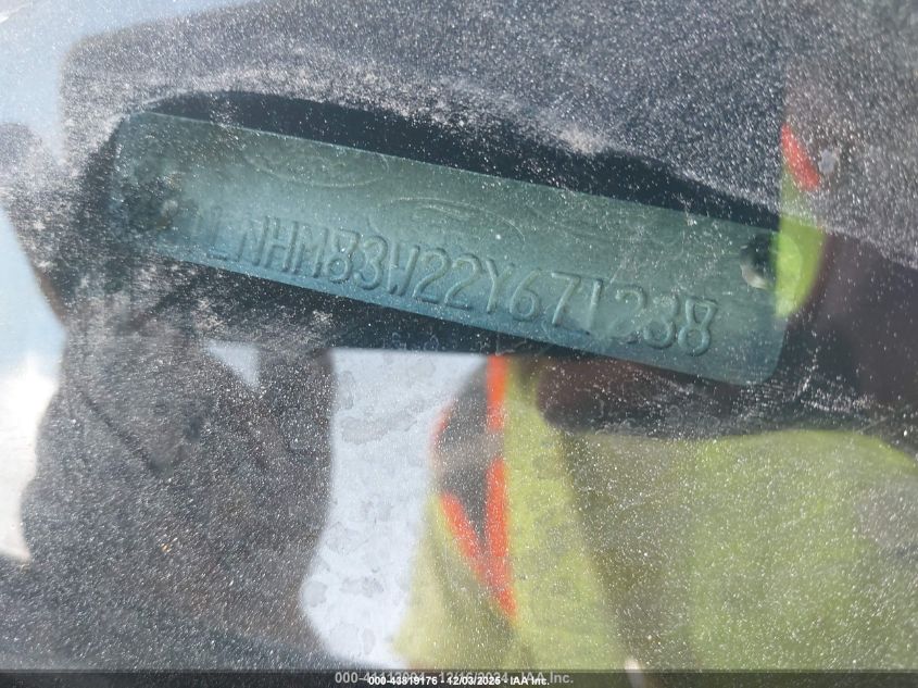 2002 Lincoln Town Car Cartier VIN: 1LNHM83W22Y671238 Lot: 43819176