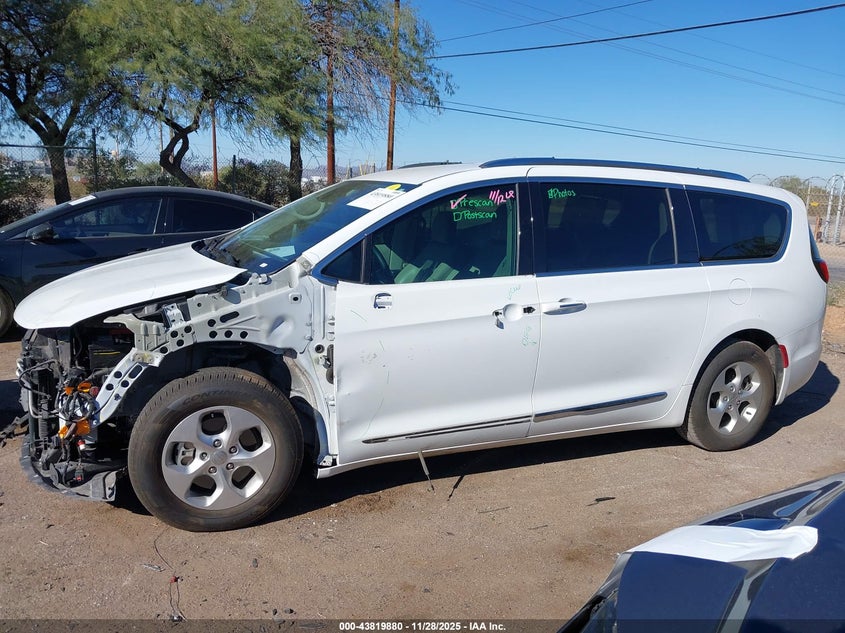 2017 Chrysler Pacifica Touring-L Plus VIN: 2C4RC1EG6HR752572 Lot: 43819880