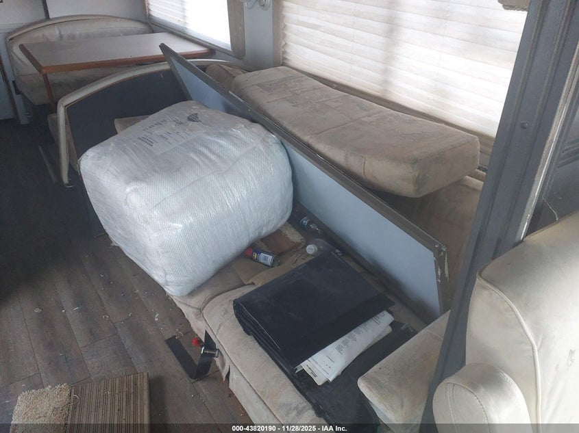 2000 Ford F550 Super Duty Stripped Chass VIN: 3FCNF53S7YJA01185 Lot: 43820190