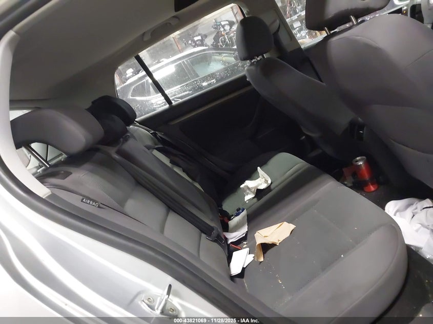 2006 Volkswagen Rabbit 4-Door VIN: WVWCR91K76W150989 Lot: 43821069