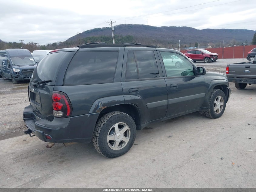 1GNDT13SX52360522 2005 CHEVROLET TRAILBLAZER photo no. 4