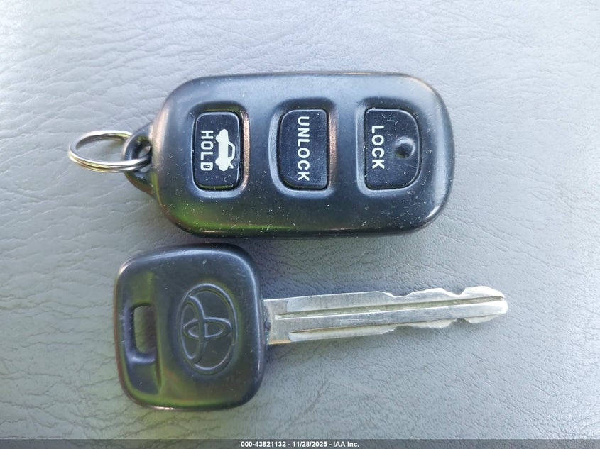 2004 Toyota Camry Le VIN: 4T1BE32KX4U877017 Lot: 43821132