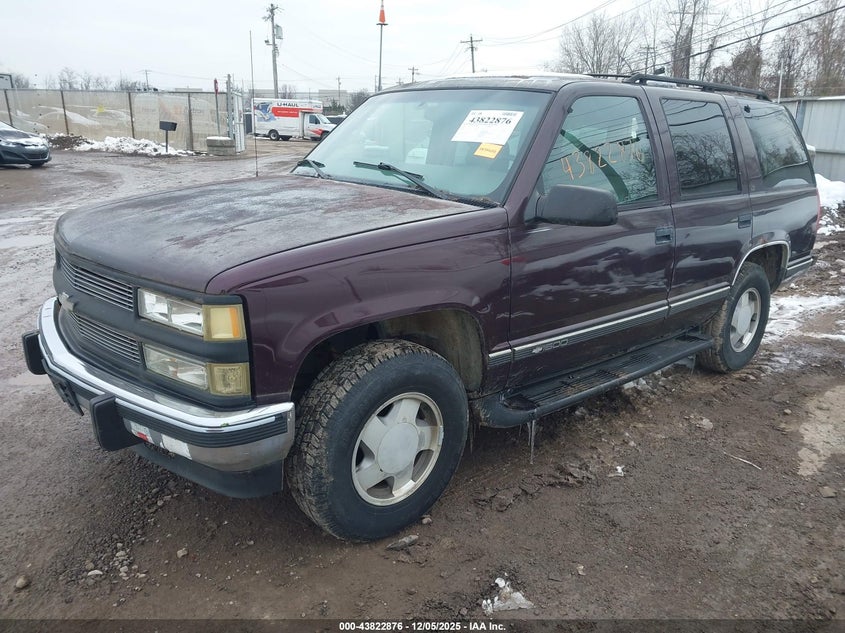 1GNEK13R5VJ427277 1997 CHEVROLET TAHOE photo no. 2