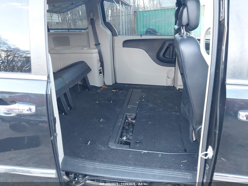 2015 Chrysler Town & Country Touring VIN: 2C4RC1BG0FR573431 Lot: 43823075