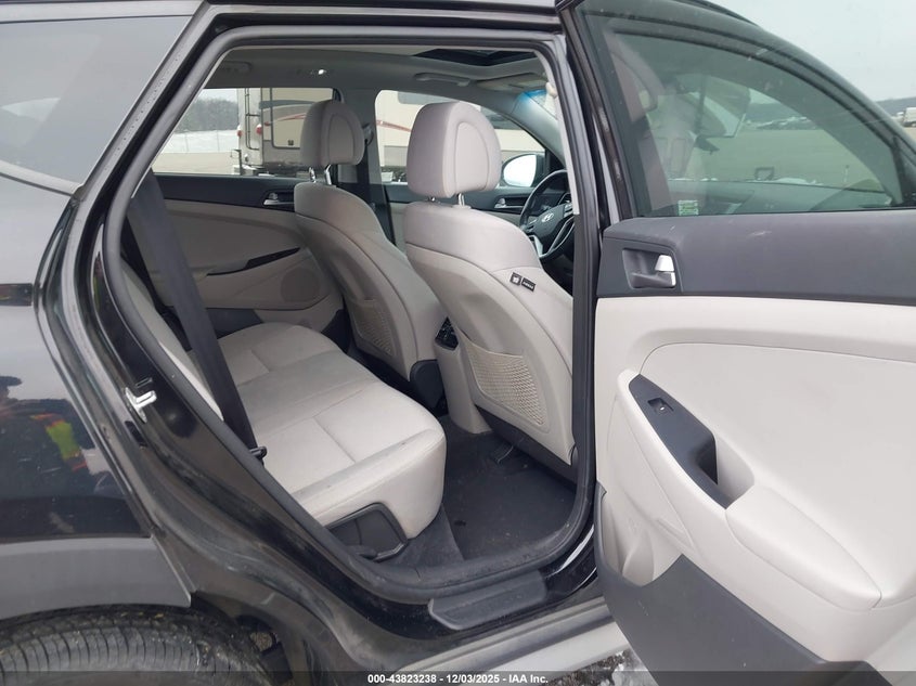 KM8J33A24HU553991 2017 HYUNDAI TUCSON photo no. 8
