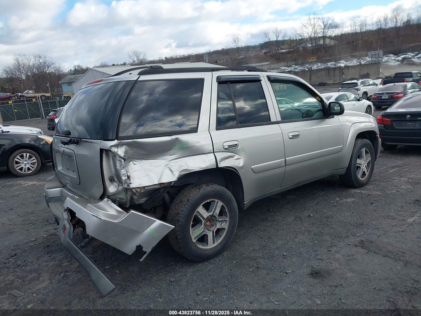 1GNDT13S252113821 2005 CHEVROLET TRAILBLAZER photo no. 4
