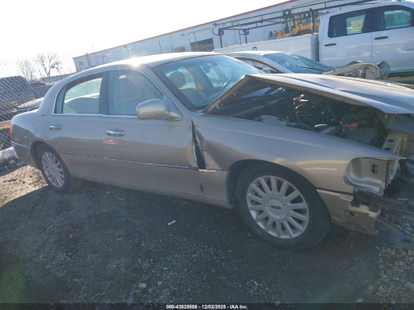 2005 Lincoln Town Car Signature VIN: 1LNHM81WX5Y637572 Lot: 43825586