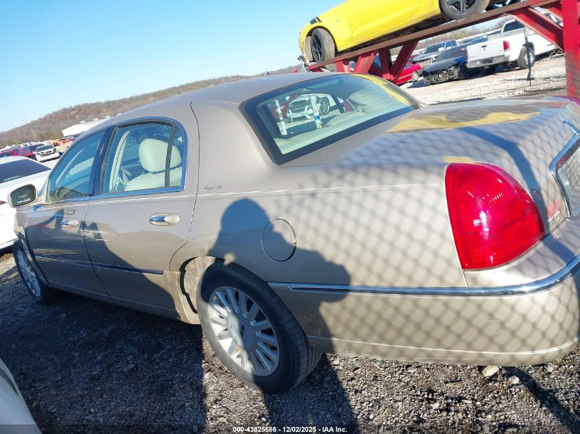 2005 Lincoln Town Car Signature VIN: 1LNHM81WX5Y637572 Lot: 43825586