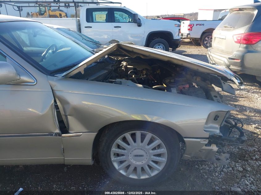 2005 Lincoln Town Car Signature VIN: 1LNHM81WX5Y637572 Lot: 43825586