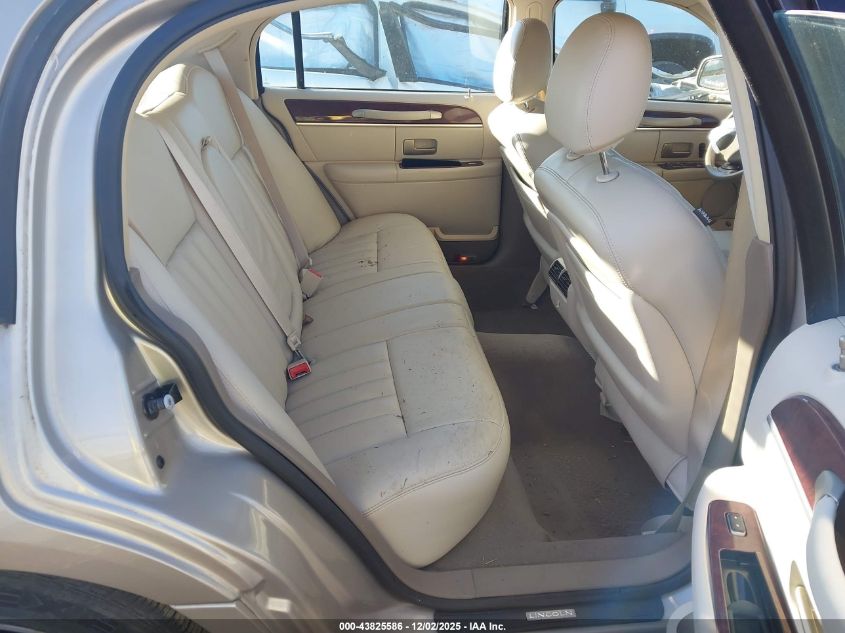 2005 Lincoln Town Car Signature VIN: 1LNHM81WX5Y637572 Lot: 43825586