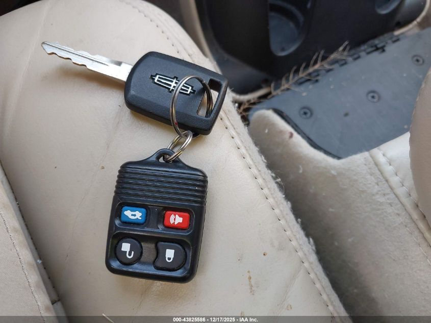 2005 Lincoln Town Car Signature VIN: 1LNHM81WX5Y637572 Lot: 43825586