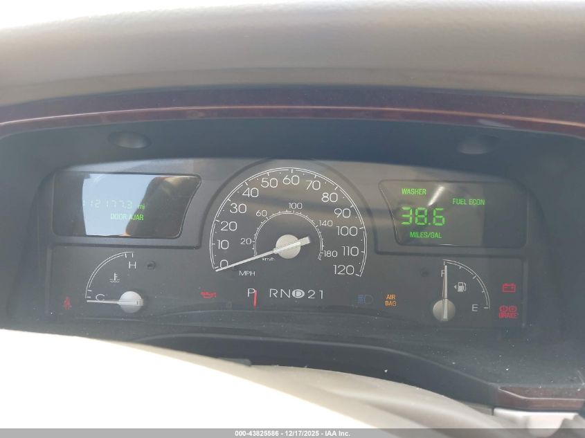 2005 Lincoln Town Car Signature VIN: 1LNHM81WX5Y637572 Lot: 43825586