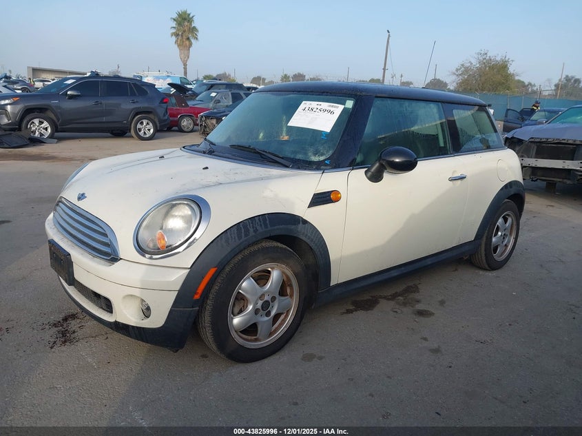 WMWMF3C50ATZ66659 2010 MINI COOPER photo no. 2