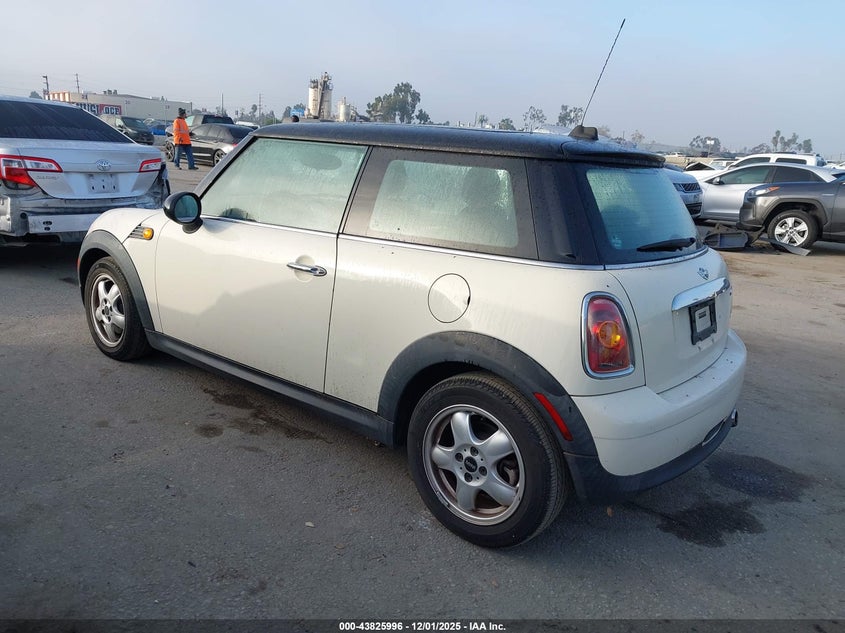 WMWMF3C50ATZ66659 2010 MINI COOPER photo no. 3